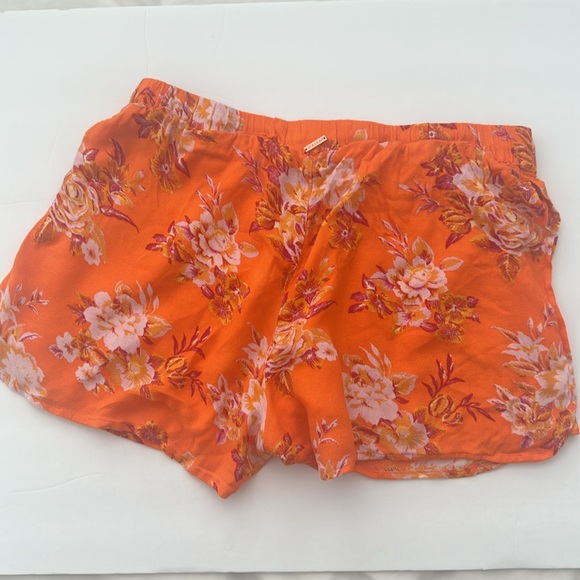 Ladies short - Picture 2 of 4